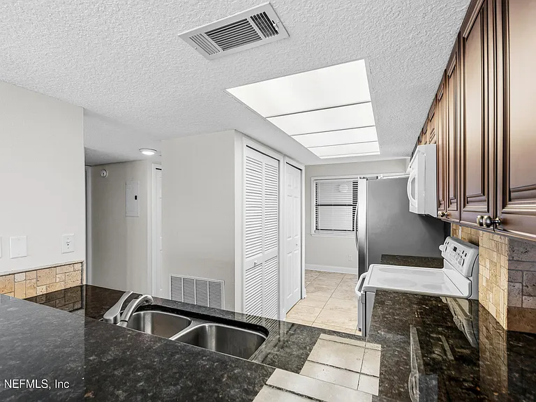 1901 1st St N #401 — Photo 10