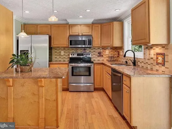 8471 Great Lake Ln, Springfield, VA 22153