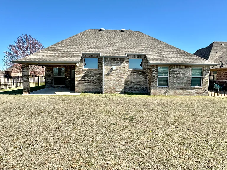 1106 Remington Ct — Photo 32