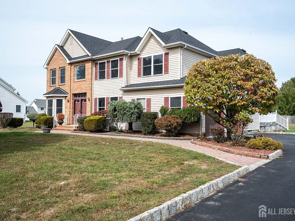 1st image of 27 Samantha Dr