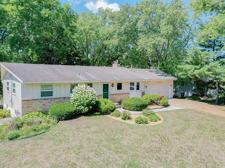 1335 Garland Ln N — Photo 23