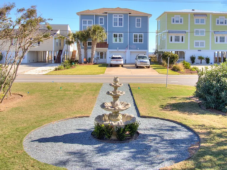 954 Fort Fisher Blvd S — Photo 2