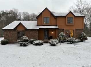 25 Melant Dr, Orchard Park, NY 14127