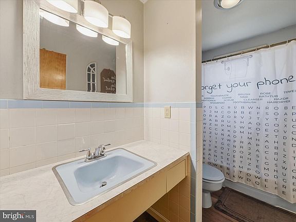 5th image of 826 Crescent Dr