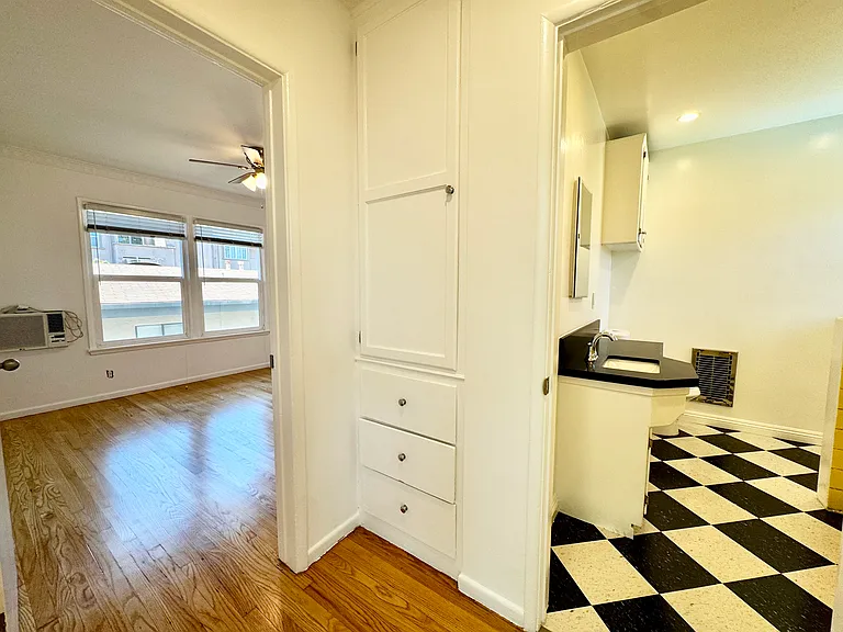 1266 N Laurel Ave #11 — Photo 15