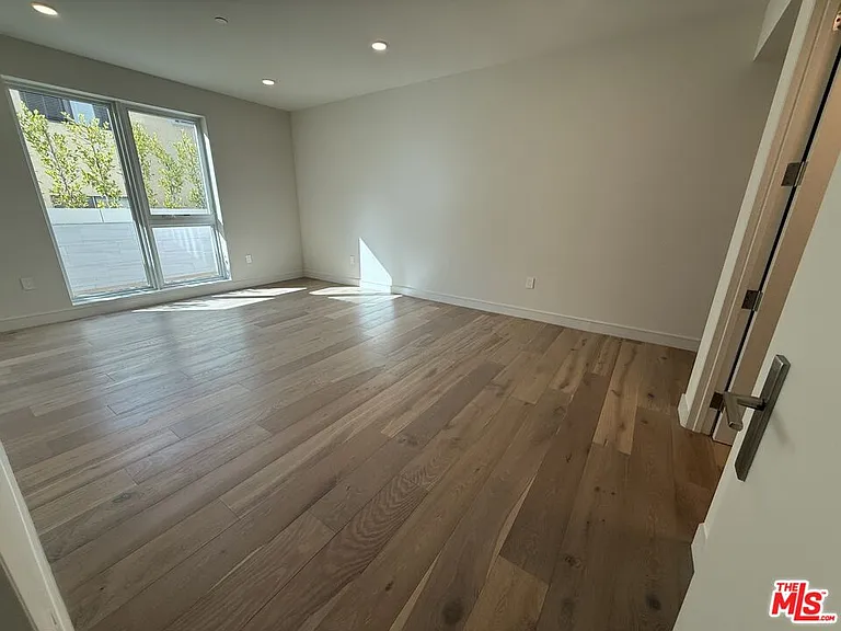 505 S Barrington Ave #106 — Photo 26