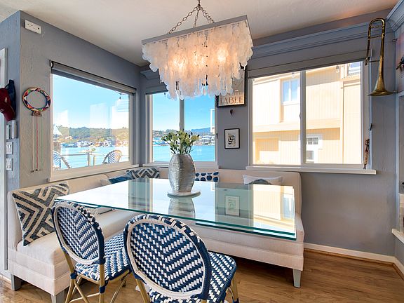 Dining room with wide open views of the bay. Seats 6 comfortably.