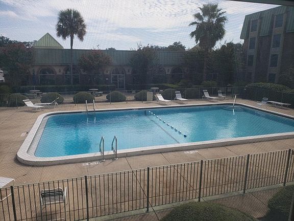 5th image of 224 E Garden St APT 238