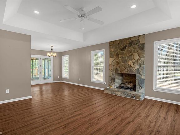 5th image of 503 N Greenbriar St