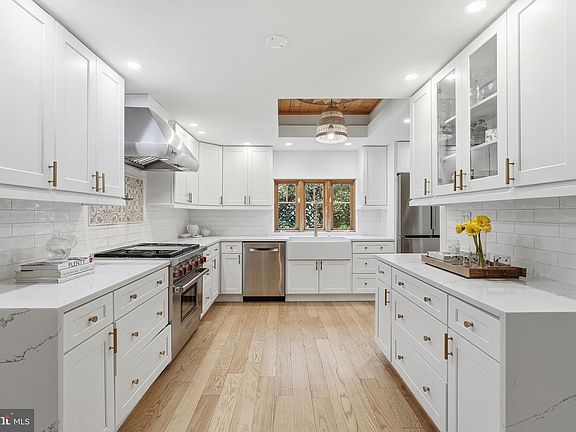 5th image of 1312 Robinson Pl