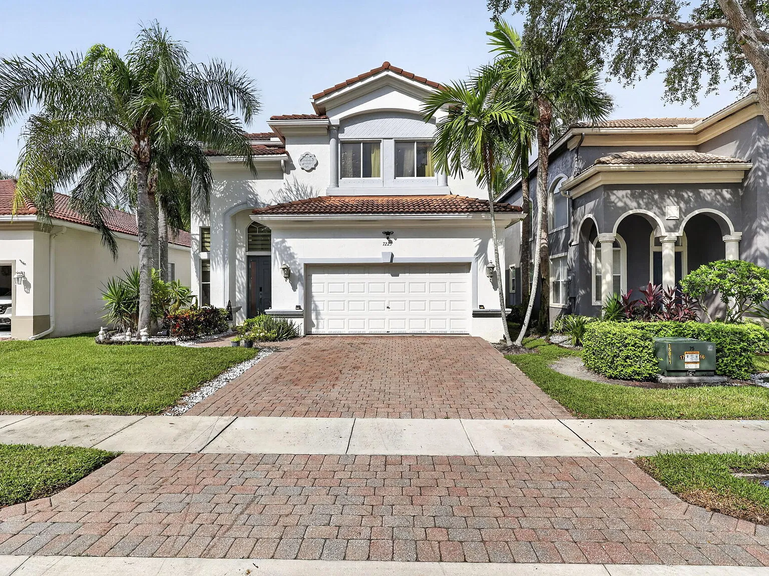 3 bed, 2.5 bath, 2302 sqft, $4,000 — Photo 1