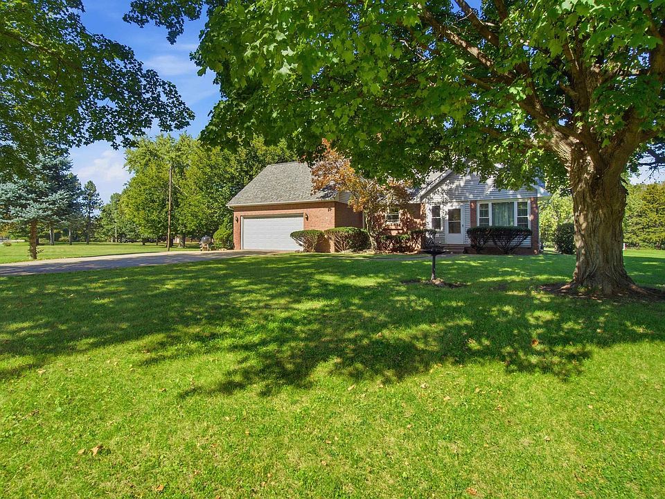 1st image of 611 Woodland Knolls Rd