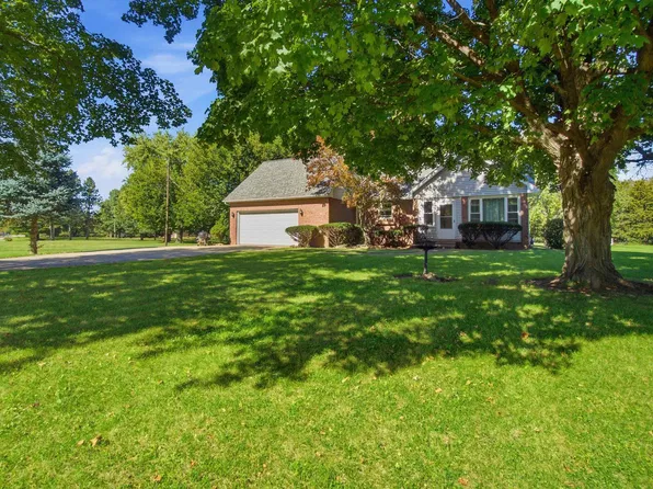 611 Woodland Knolls Rd, Metamora, IL 61548