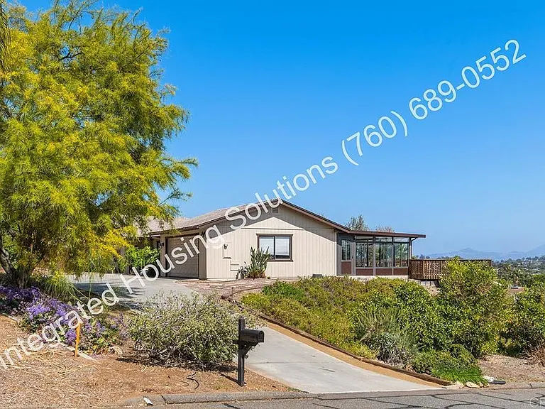 945 Pinon St — Photo 1