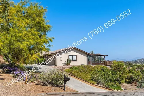 945 Pinon St Photo 1