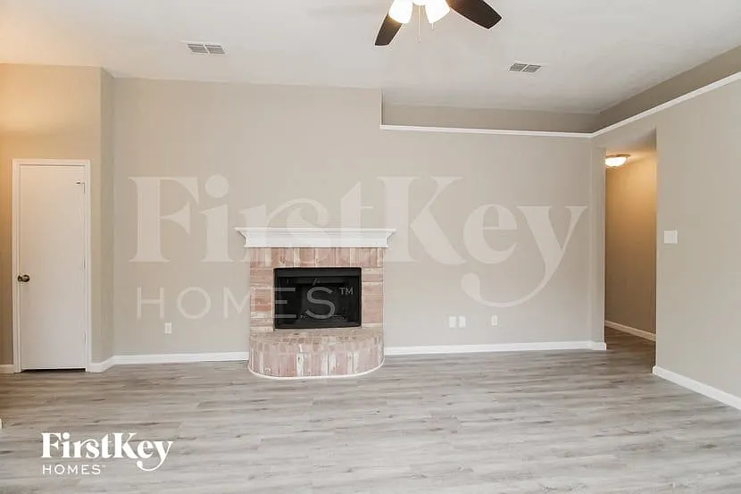 3 bed, 2.0 bath, 1327 sqft, $1,915 — Photo 4