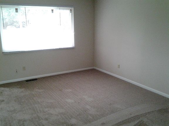 3rd image of 1104 Lake Forest Dr APT B