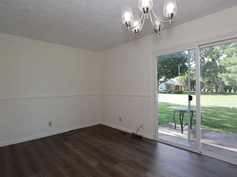 115 E Washington St — Photo 5