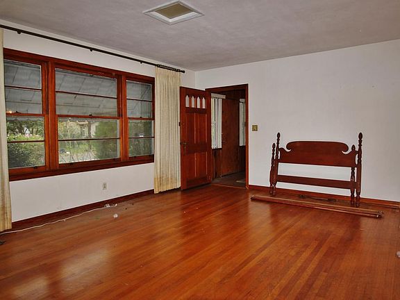 5th image of 9035 Jackson Ave