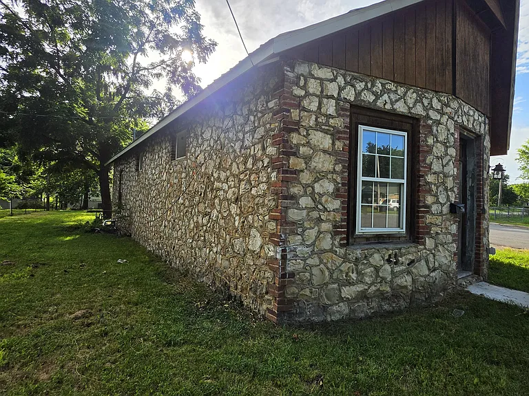 1021 N Vinita Ave — Photo 3