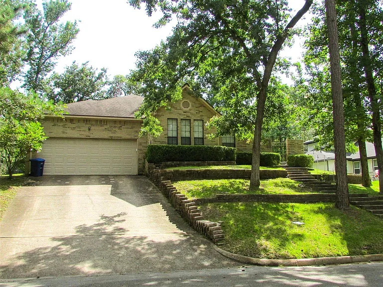 2232 Azalea Cir — Photo 1