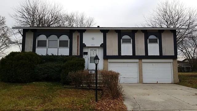 19011 Willow Ave photo 1