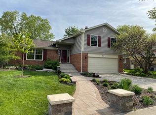 574 Queenswood Ln, Wheaton, IL