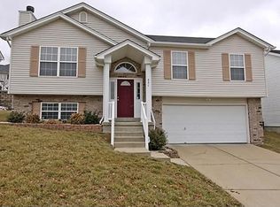 551 Winter Garden Dr, Fenton, MO