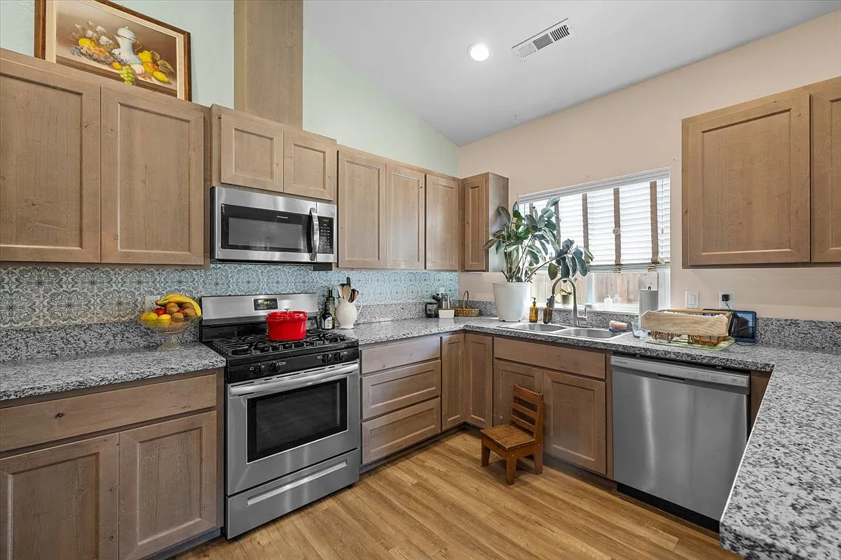 673, ID # 3852 Anthem Avenue - 1 — Photo 4