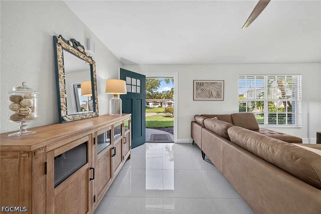 3 bed, 2.0 bath, 1595 sqft, $4,300 — Photo 4