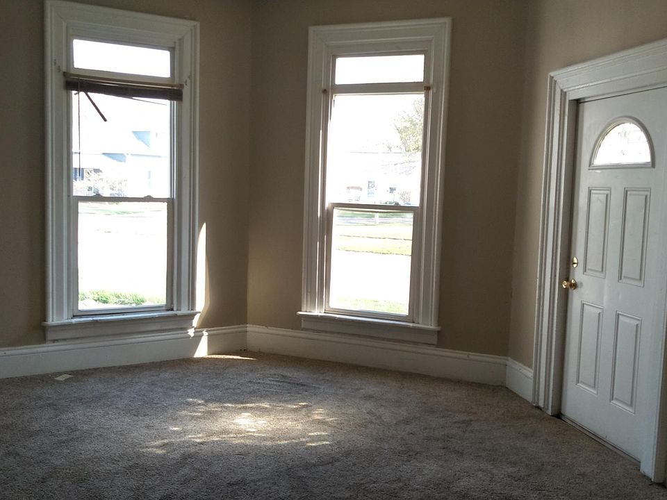 1st image of 402 E 7th St