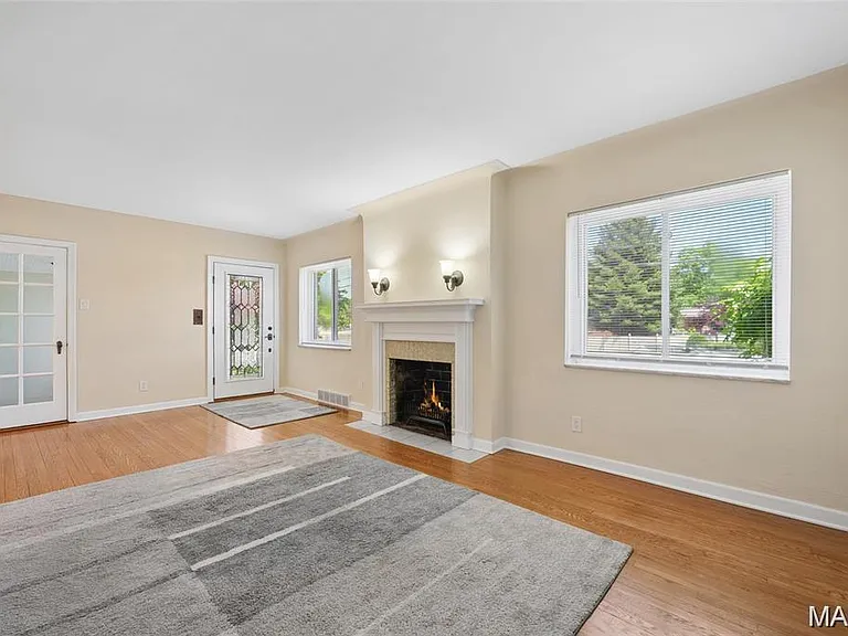9743 Tesson Ferry Rd — Photo 2