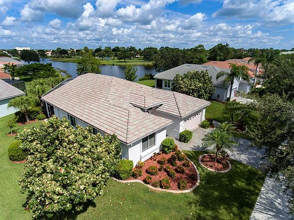 2nd image of 568 SW Lake Charles Cir