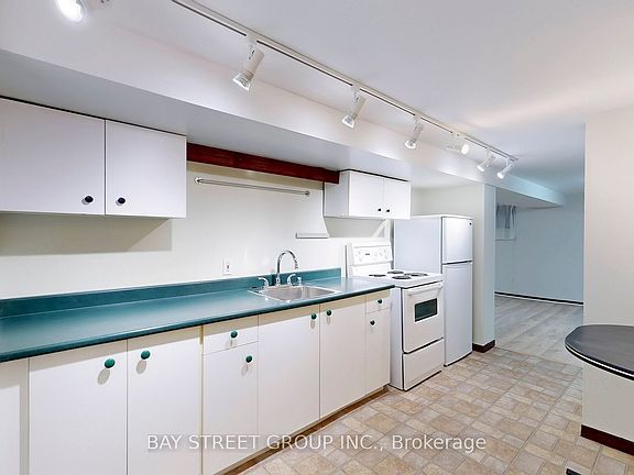 5th image of 390 Roehampton Ave #Basement