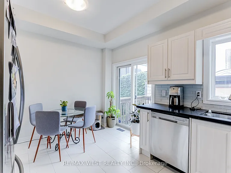 12 Grogan Mews — Photo 5