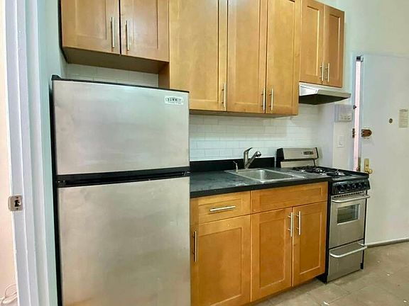 4th image of 117 Christopher St APT 3