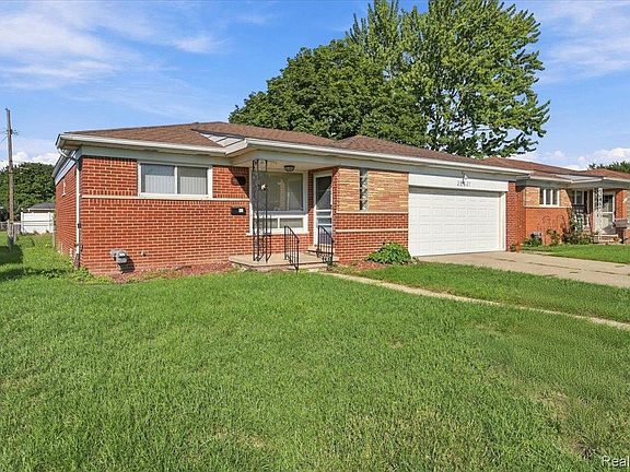 3rd image of 28621 Gilbert Dr