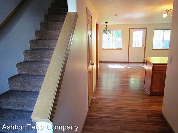 3rd image of 174 NE Skylar St