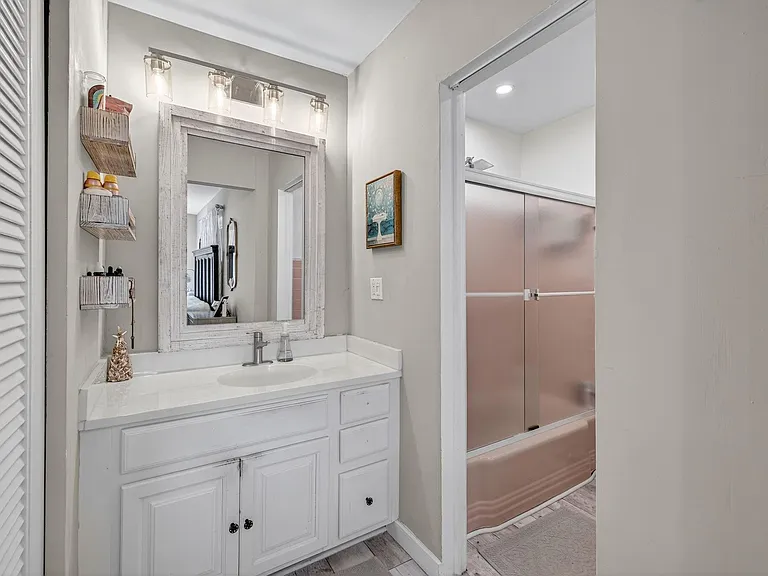 1570 NE 30th Pl — Photo 30