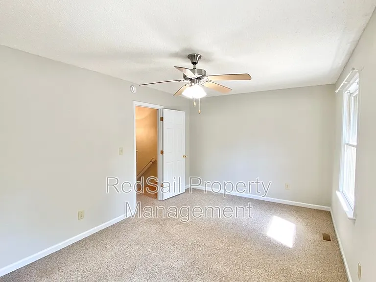 110 Souverain Lndg — Photo 11