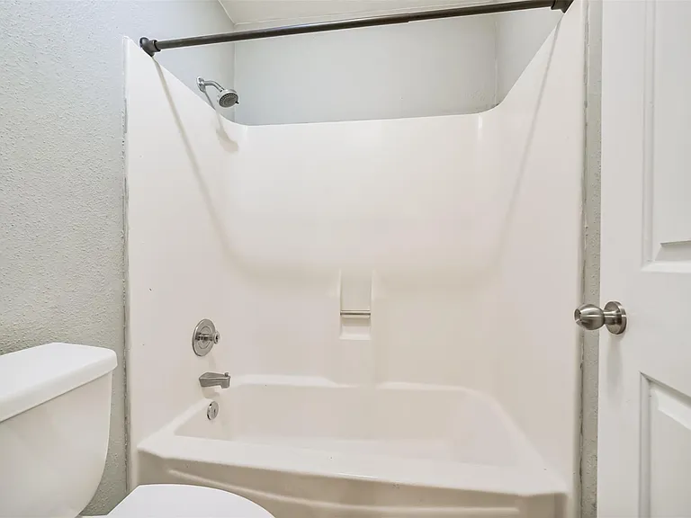 22203 Fincastle Dr — Photo 33