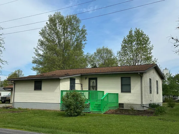 404 Chestnut St, Carlinville, IL 62626