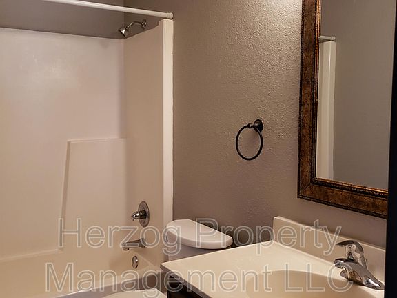 2nd image of 310 Kenwood Dr APT 201