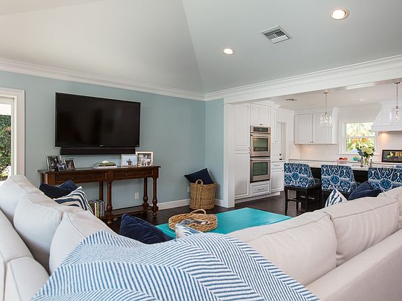 4th image of 716 Iris Ln