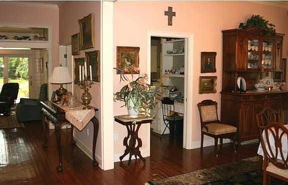 4th image of 127 Wisteria Dr
