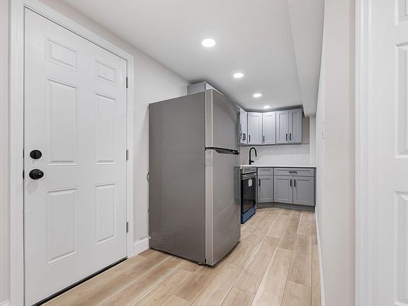 5th image of 1153 Beach Ave #B2