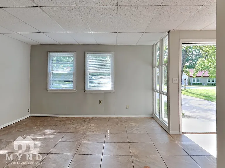 1256 S Willow Ln — Photo 3