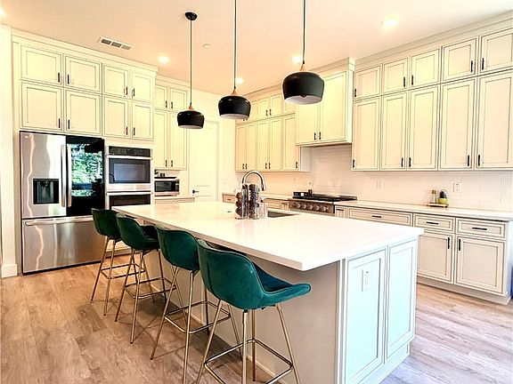 3rd image of 6639 Creekside Dr
