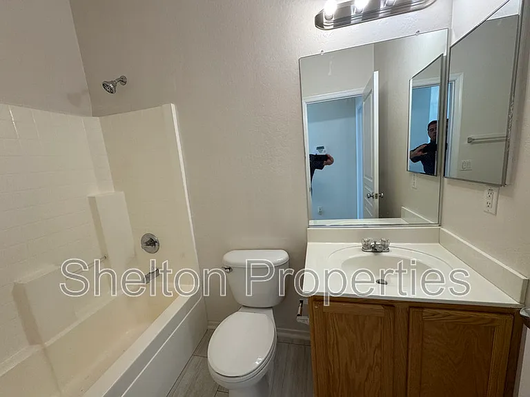 17229 W Caribbean Ln — Photo 4