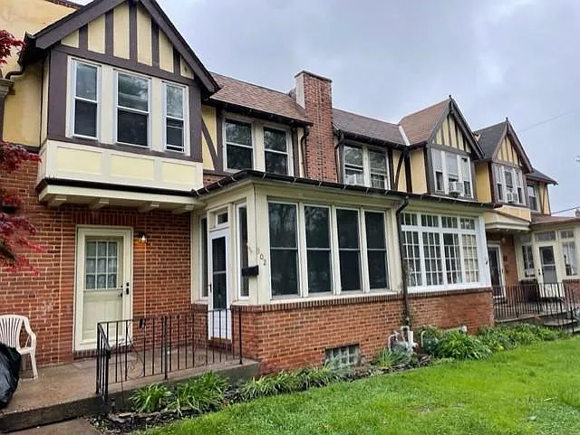 302 W Freedley St — Photo 2